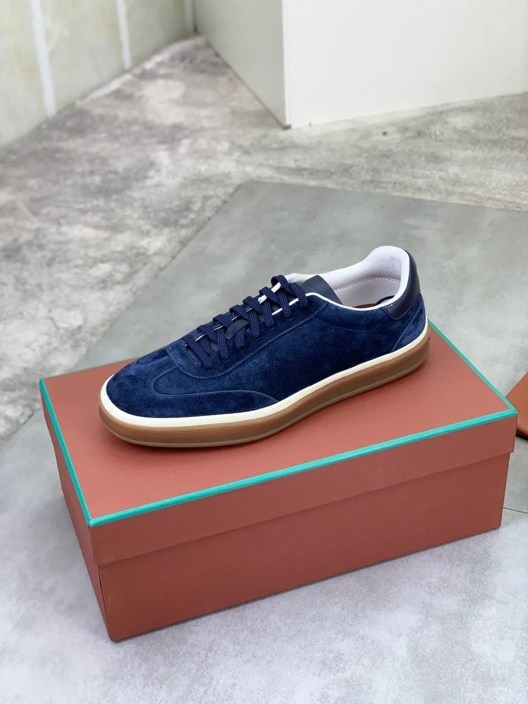 Men's men's shoes 💰P580 New model 💰 The latest casual shoes Loro Piana 💯 Top grade 💯 Buy the original copy 💯 Founded the existing Loro Piana company on April 24, 1924. It is the sixth generation of family operation, providing the best quality products to customers who are discerning about taste and quality. Imported original fly woven fabric with cowhide fabric, plain calfskin lining, hand-stitched thread with cowhide feet, original packaging, high-end outsole, size: 38-45 (customized for 46), 8️⃣ colors available